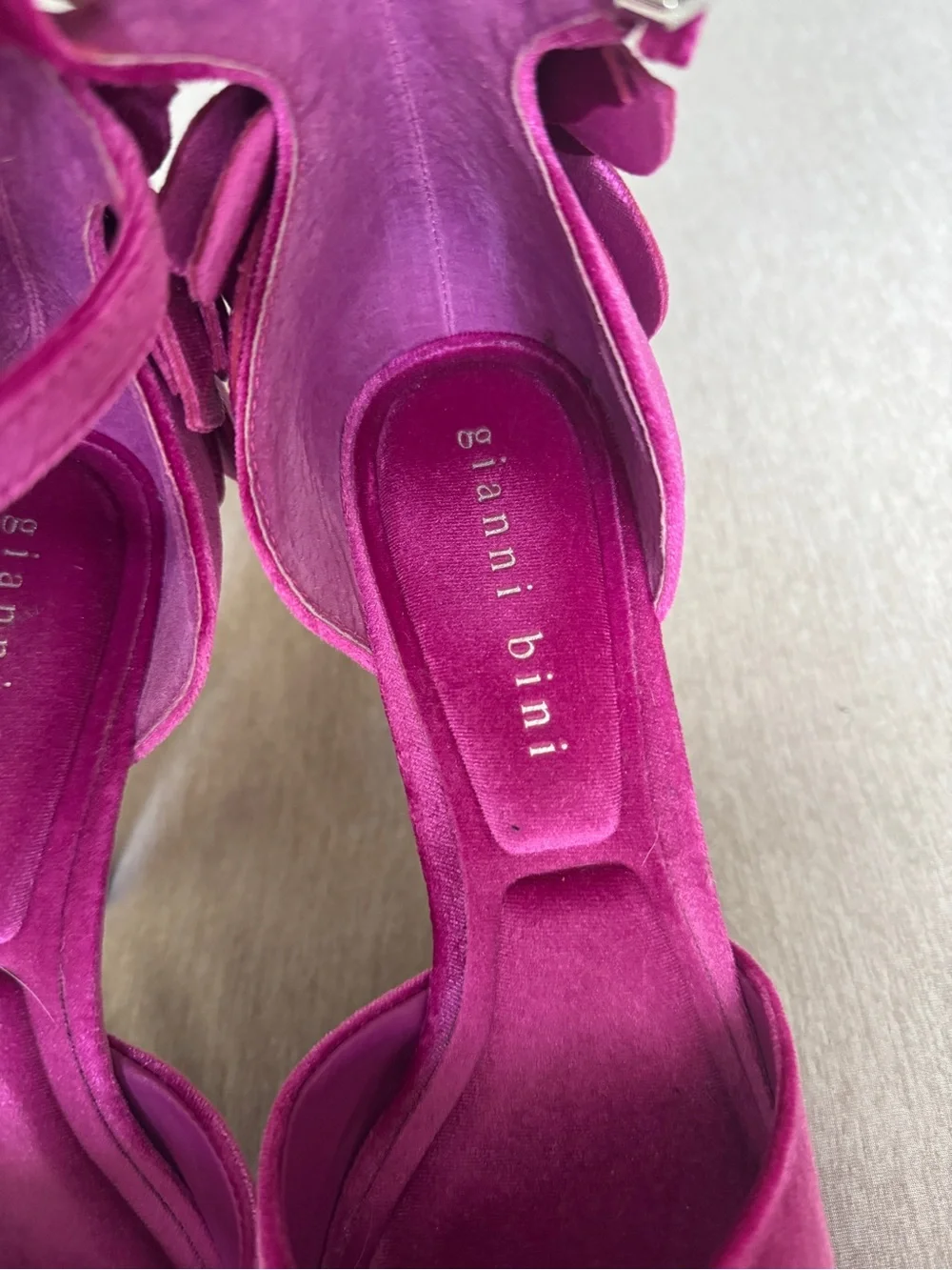 Gianni Bini Fuchsia Velvet Floral Rhinestone Platform Heels Ankle Strap Size 7.5